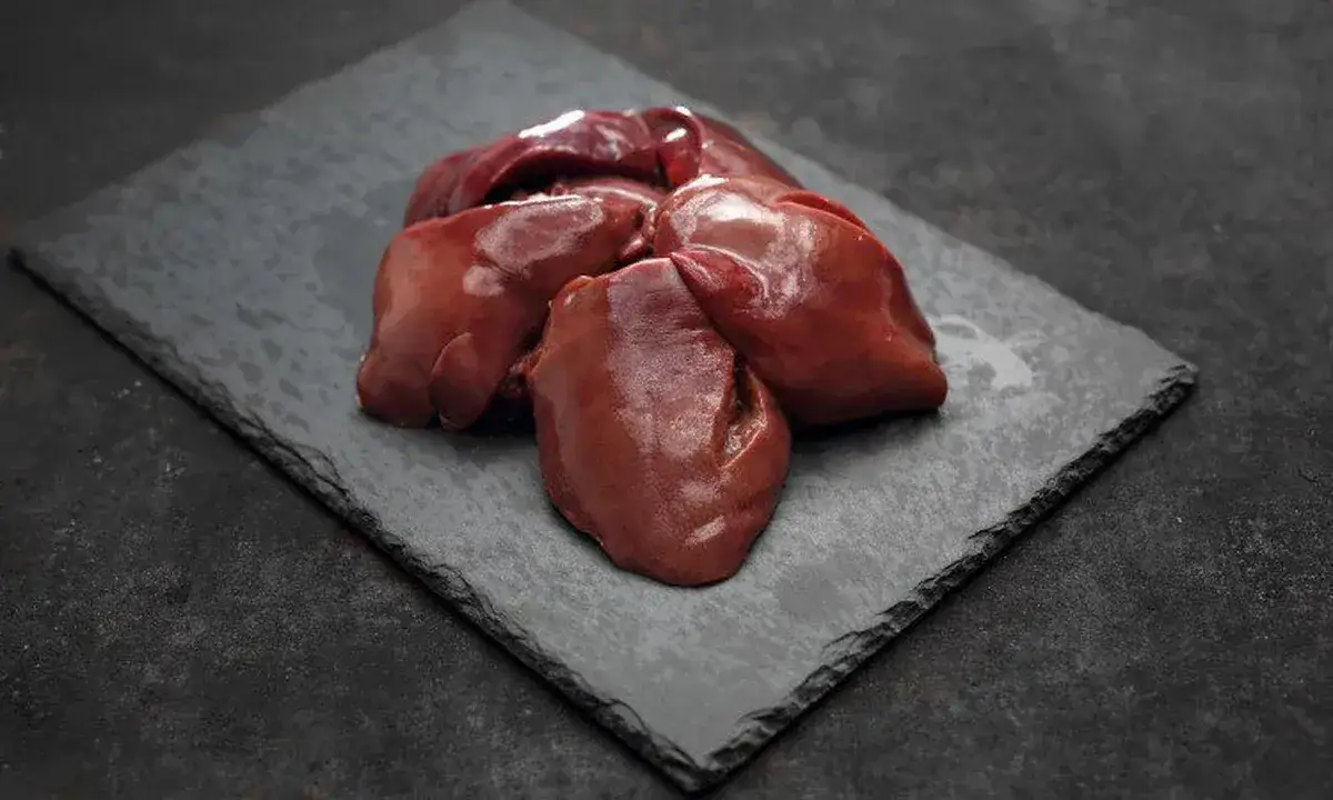 surowa wątróbka drobiowa przed czyszczeniem