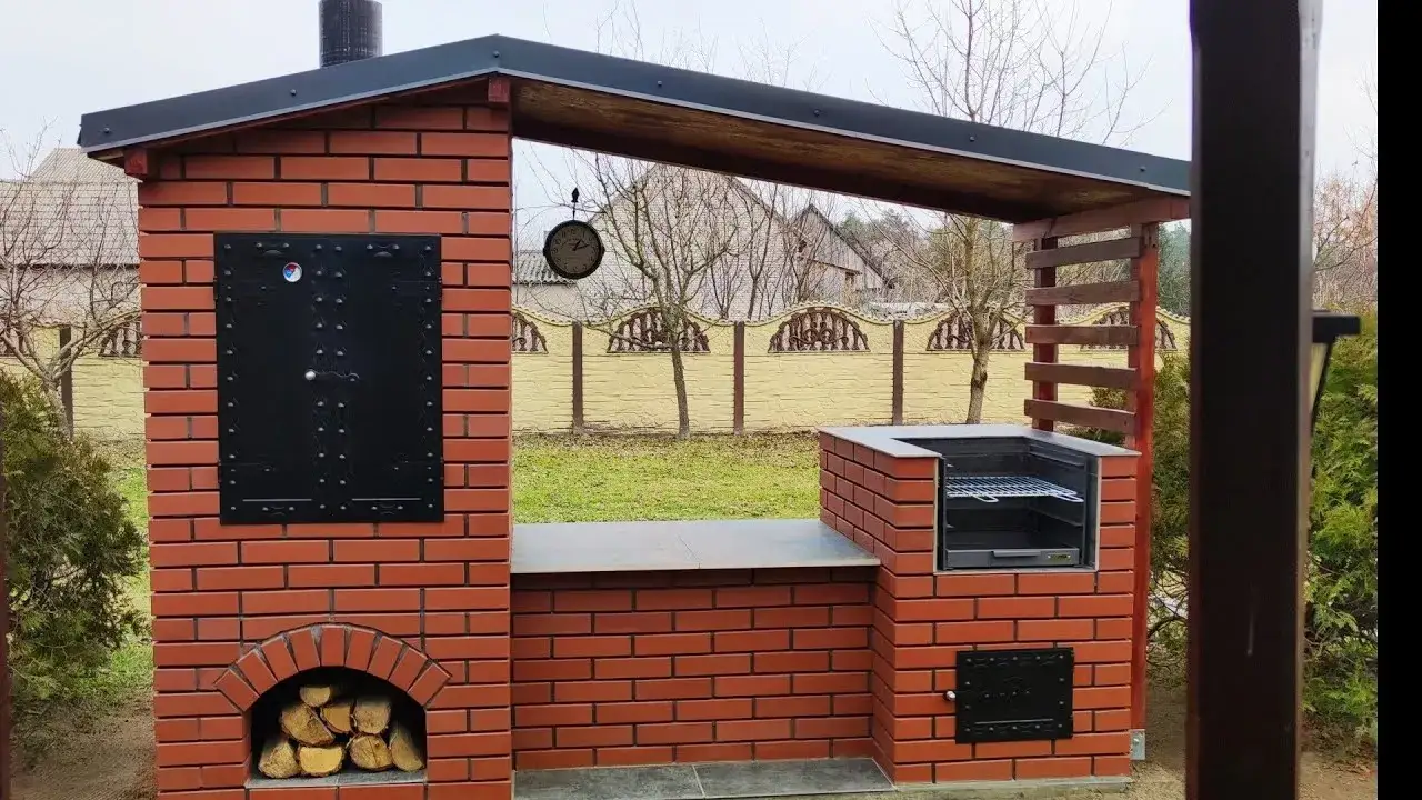 Wędzarnia murowana z grillem w ogrodzie