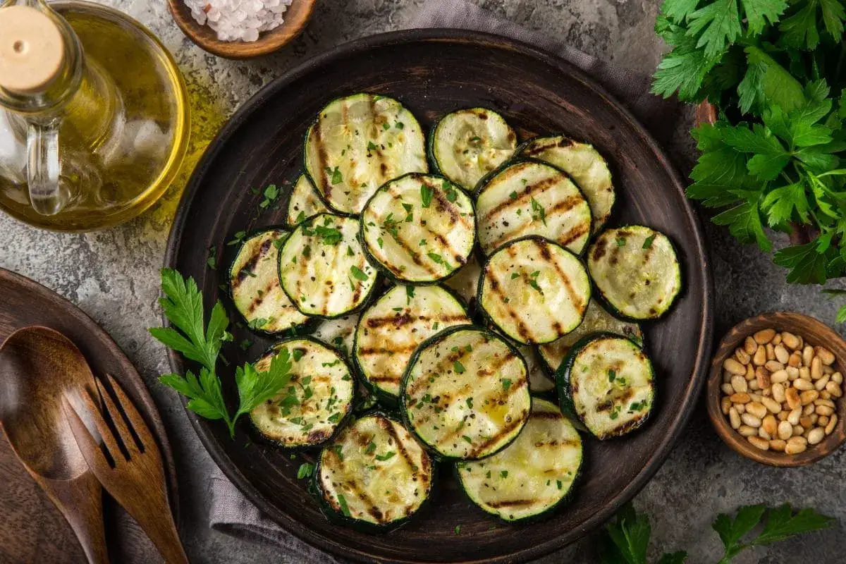 różne sposoby krojenia cukinii do grillowania