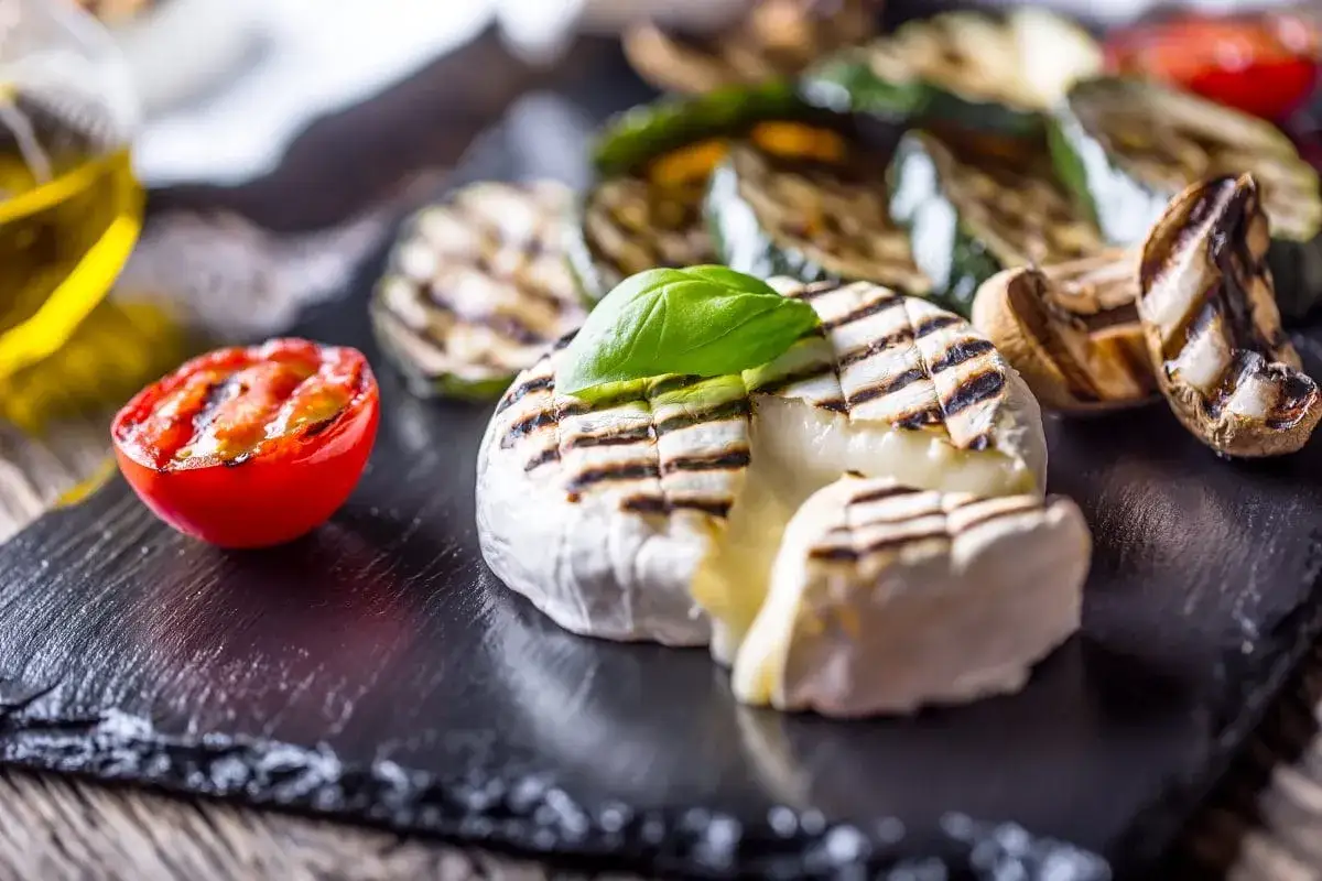 Pyszny camembert na grilla z grillowanymi warzywami i pomidorkami. Idealna przekąska na lato.