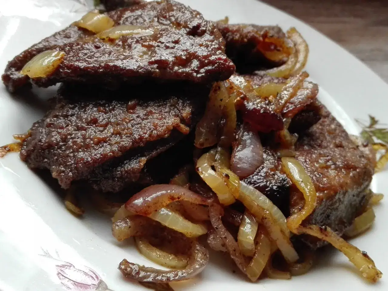Smażona wątróbka wieprzowa z cebulką, idealna na szybki obiad. Prosty przepis na wątróbkę wieprzową.