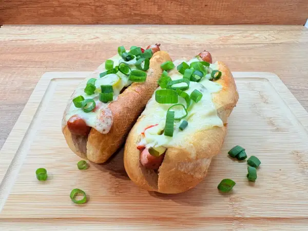 Dwa pyszne hot dogi z piekarnika z serem i szczypiorkiem. Idealne na szybki lunch z frytkownicy powietrznej.