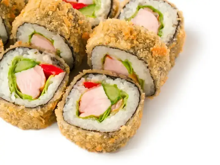Chrupiące rolki sushi z kurczakiem, sałatą, ogórkiem i czerwoną papryką. Idealne na przekąskę.
