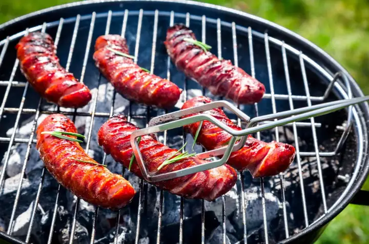 Soczyste kiełbaski na grillu, idealne na letnie popołudnie. Zastanawiasz się, jaka kiełbasa na grilla sprawdzi się najlepiej? Te wyglądają obłędnie!